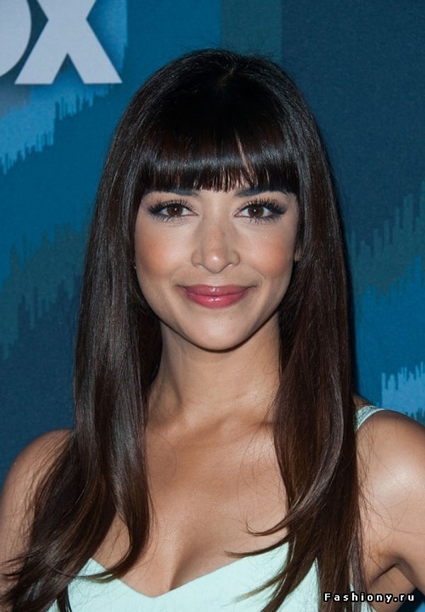 Вам подойдёт прямая гладкая чёлка и длинные волосы как у Ханны Саймон