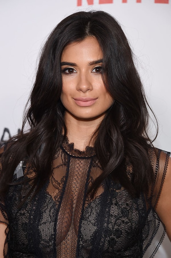 Вам подойдут длинные многослойнее причёски, обрамляющие лицо, как у Дайан Герреро