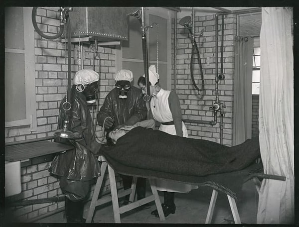 4. Эти фото - лишь малая доля тех 4000 экземпляров, которые обнаружил исторический архив в Суиндоне (Англия). Они показывают, как проводилось лечение в военные и послевоенные годы, ещё до того, как медицина была национализирована послевоенным лейбористским правительством.