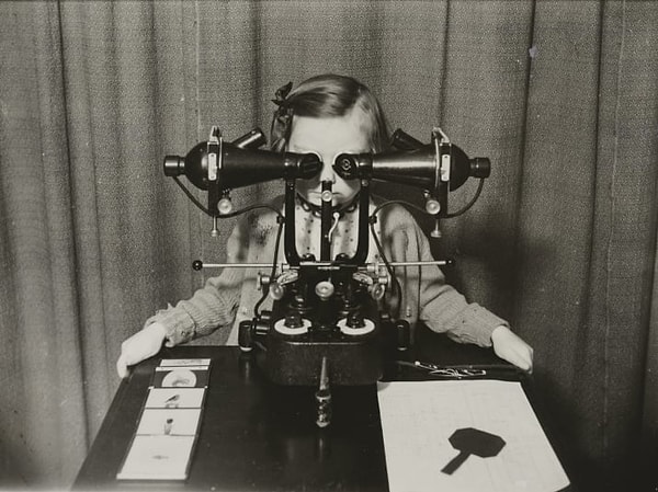 6. А вот эта маленькая девочка сидит перед пугающей машиной в одной из детских больниц Бирмингема. Аппарат не что иное, как прибор для исправления косоглазия.