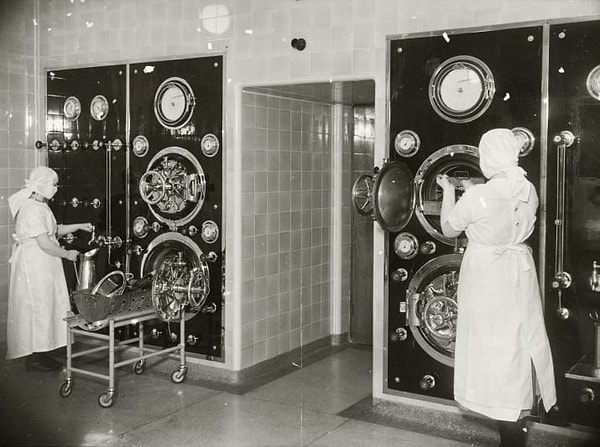 7. В этом году Национальной службе здравоохранения Англии исполняется 70 лет. В связи с этим исторический архив Historic England оцифровал уже около 2000 фото, которые можно увидеть онлайн.