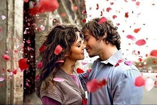 4. Он был по_уши влюблён в эту девушку.