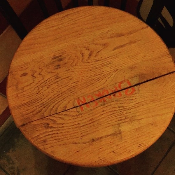 8. "Сломанный стол. К чему бы это?"