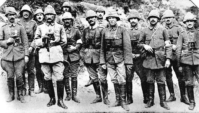 Büyük Taarruz için Mustafa Kemal bir plan yapar ancak silah arkadaşları bunun çok tehlikeli bir kumar olduğunu söyleyerek onu uyarır.