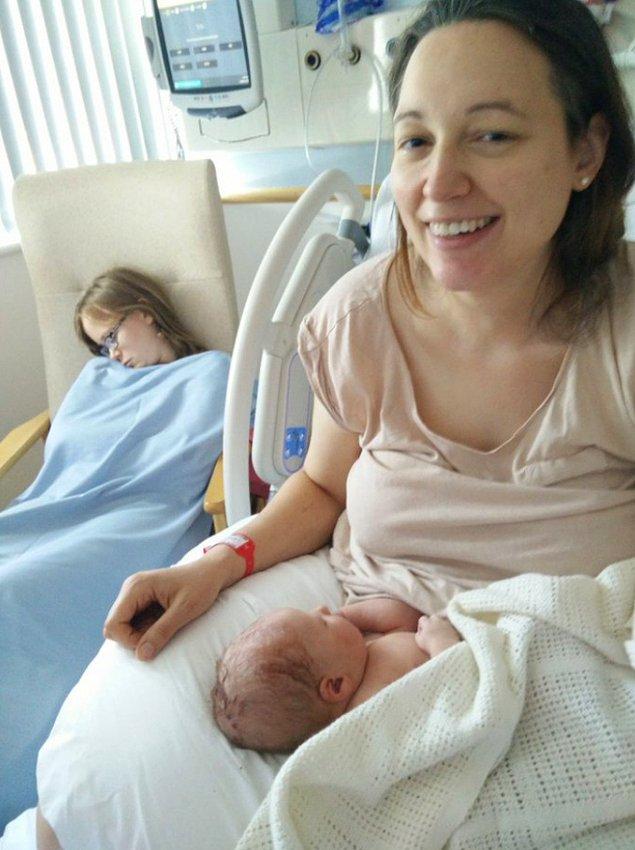 "Eşim ve ben. Oğlumuz doğduktan 2 saat sonra. Kıyamam ne kadar da yorulmuş."