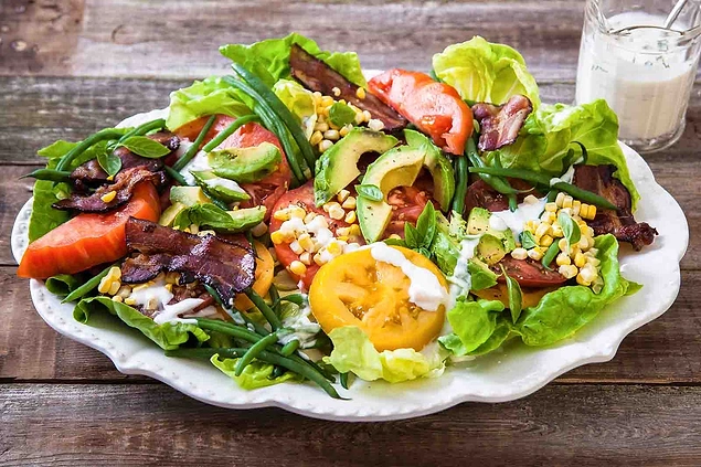 Öğle yemeğinde salata yemenin hamburger veya shawarmaya sağlıklı bir alternatif olduğunu düşünüyorsunuz.