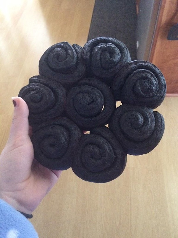 5. Когда хотел испечь булочки с корицей, а получилось произведение современного искусства