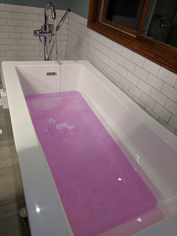 7. Похоже, кто-то добавил в воду слишком много марганцовки, и она стала фиолетовой