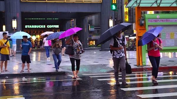 10. Tayvanlıların çoğu yağmurdan hoşlanmaz. Yağmurda yürümek, kültürlerinde hoş karşılanan bir durum değildir.
