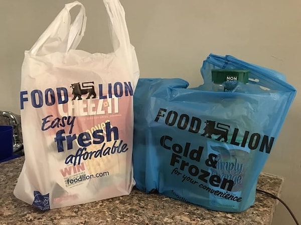 1. В этом магазине замороженные продукты кладут в синие пакеты, чтобы вы сразу знали, какими покупками заняться в первую очередь, когда вернетесь домой