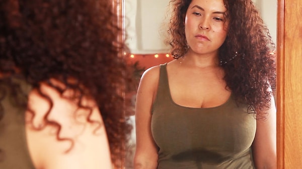 11. Вам приходится тщательно подбирать топы, чтобы убедиться, что вы выглядите пристойно, особенно на работе