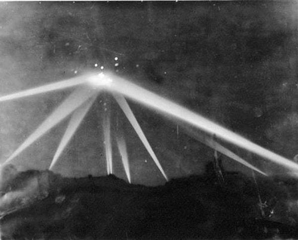 5. İkinci Dünya Savaşı sürerken Los Angeles semalarında ışıklar saçan devasa bir cisim belirdi. Herkes Nazilerin gizli bir silahı olduğunu düşünse de değildi. Tarihe Los Angeles Savaşı olarak geçen bu cisim neydi peki?