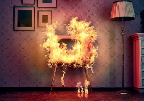 3. Чем ни в коем случае нельзя тушить загоревшийся телевизор?