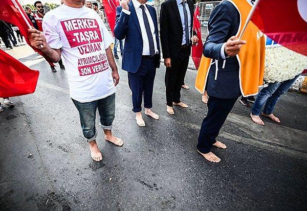 AKM önünde bir araya gelen HAK-SEN üyesi bir grup, Taksim Cumhuriyet Anıtı'na çıplak ayakla yürüdü.