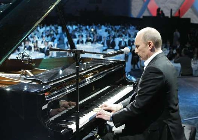 Путин занимается музыкой