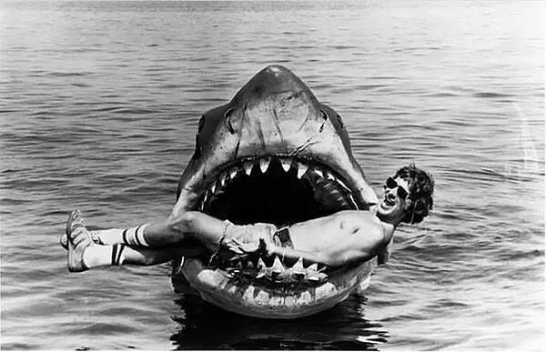 21. Steven Spielberg Jaws setinde poz veriyor.