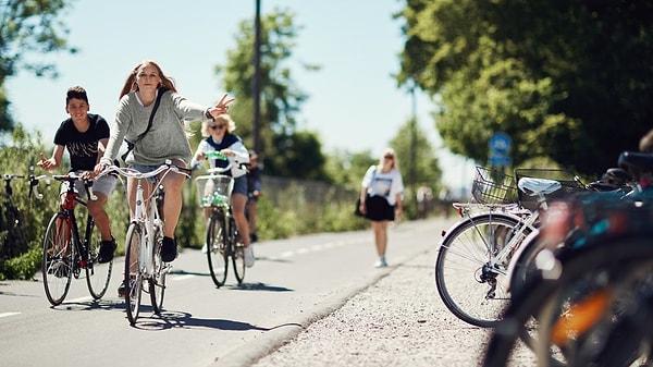 10. Danimarka'da ebeveynler, 6-7 yaşlarından itibaren çocuklarının tek başına bisikletle okula gidip gelmelerine izin veriyorlar.