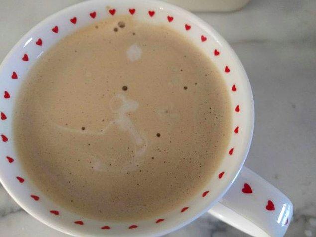 11. Kahveye süt eklendikten sonra ortaya çıkan Snoopy ve Ay figürleri