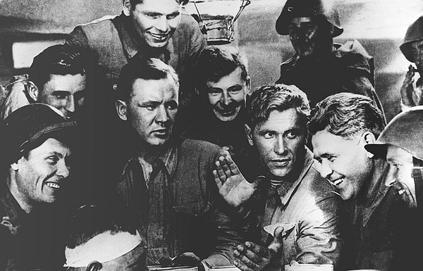 2. Режиссер Леонид Луков в 1943 году все никак не мог снять эпизод фильма "Два бойца", где солдаты сочиняют письмо домой. Тогда он попросил Никиту Богословского написать лирическую песню. Композитор вскоре положил на мелодию стихи Владимира Агатова. Так в картине прозвучала песня, которую исполнил Марк Бернес. Как она называется?