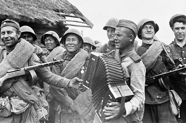 5. Поэт Михаил Исаковский долго не мог закончить стихотворение, остановившись на четверостишье. И только в 1938 году, познакомившись с композитором Матвеем Блантером, он завершил произведение. Впоследствии эта песня стала одной из самых популярных в военные годы и узнаваемой за рубежом.