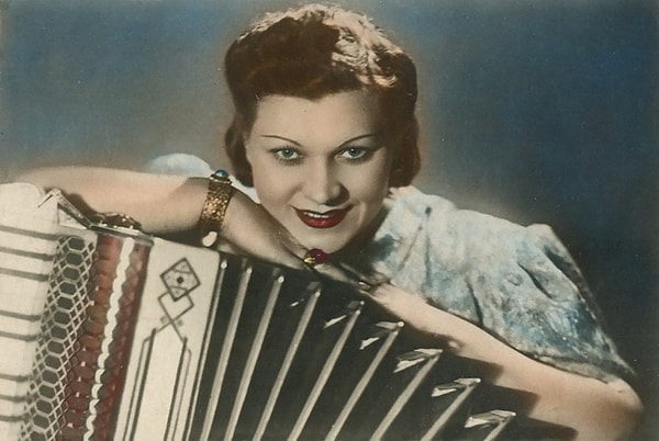 8. Однажды после одного из концертов для фронтовиков к Клавдии Шульженко подошел молодой лейтенант Михаил Максимов и сообщил, что написал новые слова на мотив одной известной песни. Певице понравились стихи, а уже через неделю "обновленную" композицию пел весь фронт. Как она называется?