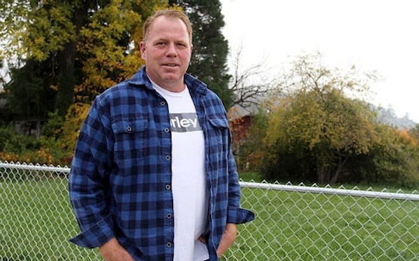 2. Томас младший, проживающий в Орегоне, США, винит Меган в том, что ее мечта стать актрисой довела их отца до долгов.