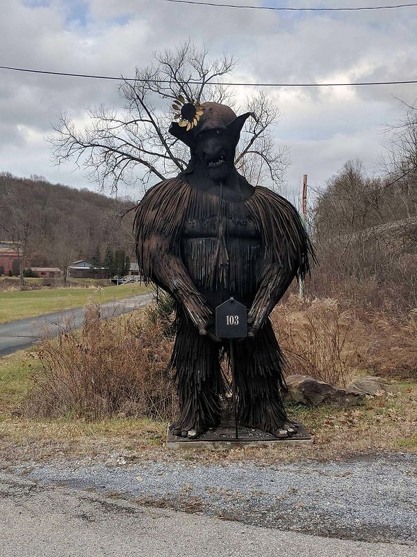 14. Почтальон этого дома должен быть смелым человеком