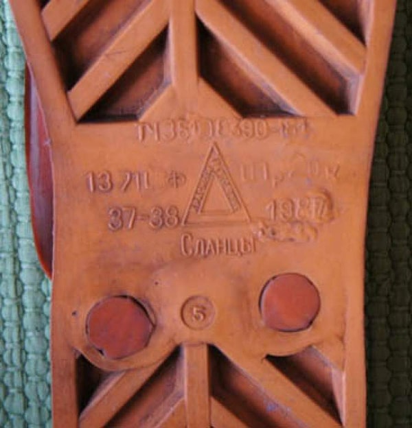 3. Название резиновых тапочек «сланцы» произошло от города Сланцы