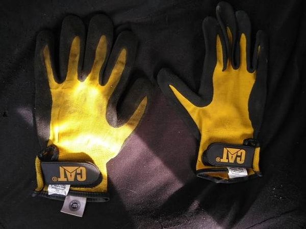 6. "Нашел на парковке перчатку и закинул ее в багажник. Через год на другой парковке нашел ей пару"