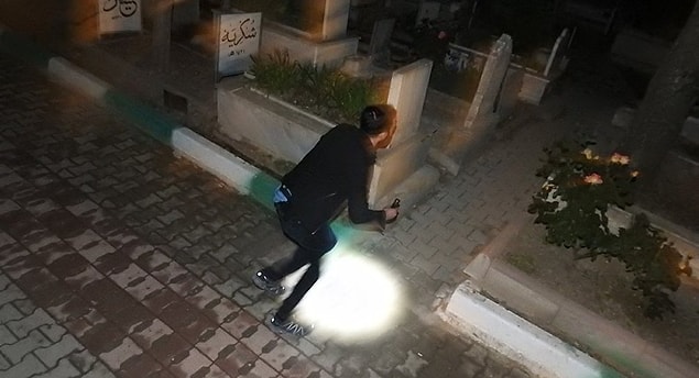Dün gece ise genç kızın gelmesini bekleyen polis ekipleri, mezarlığa girip arama yaptı ancak bir sonuç elde edemedi.