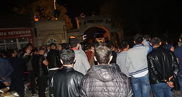 Bir grup genç, mezarlığa girmeye çalıştı 4 kişi gözaltına alındı.