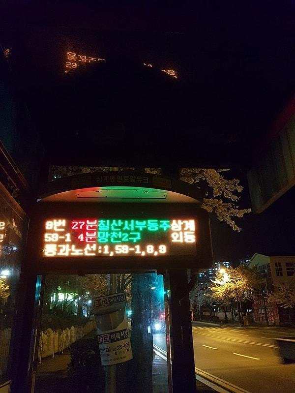 2. Tüm otobüs duraklarında otobüslerin geliş saatini gösteren LED ışıklı tabelalar bulunur.