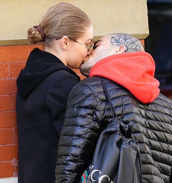 А если у вас все еще есть сомнения, посмотрите, как эти двое нагло целуются у всех на глазах!!!