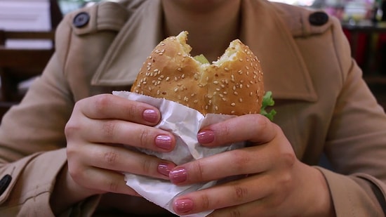 Bilim İnsanları Açıkladı: Fast-Food Yemek Kadın Doğurganlığını Olumsuz Etkiliyor