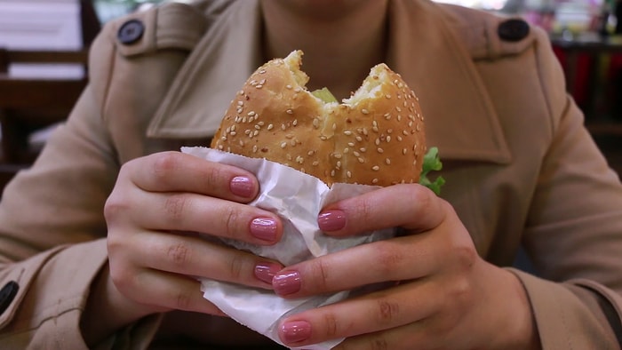 Bilim İnsanları Açıkladı: Fast-Food Yemek Kadın Doğurganlığını Olumsuz Etkiliyor