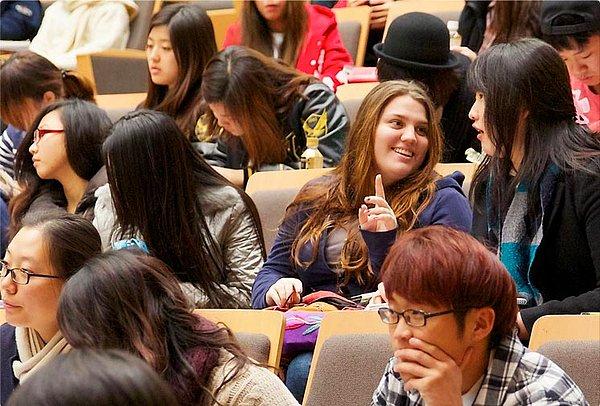 6. Güney Kore'de üniversiteler, öğrencilerini evlenmeye ve çocuk yapmaya teşvik ediyor.