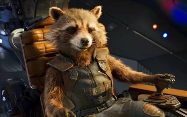 3. В «Войне бесконечности» снова подчеркивается нездоровая любовь Ракеты к кибернетическим частям тела. Сначала енот дает Тору глаз одного из опустошителей, а затем просит у Белого волка его руку из вибраниума.