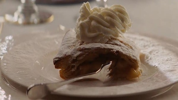 2. В каком фильме снялся этот восхитительный яблочный штрудель? Подсказка: "Дождитесь сливок!".