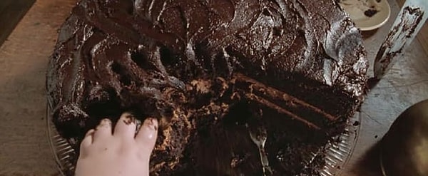 4. Этот шоколадный торт вы точно узнаете... Подсказка: торт выглядит очень аппетитно, но в фильме он представлял собой НАКАЗАНИЕ!