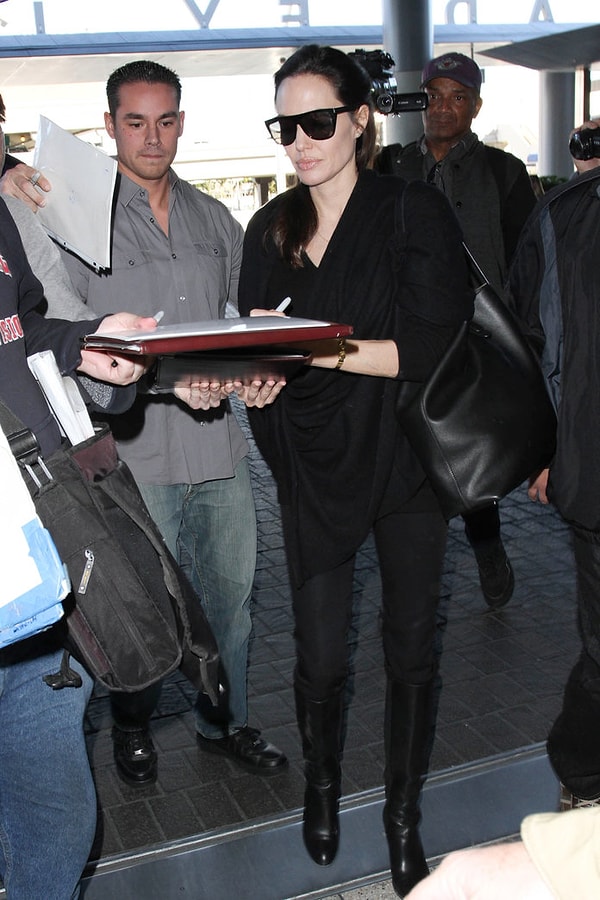 6. Анджелина Джоли со своими бодигардами не в ладах. Она меняла их так часто, что уже и не упомнить по именам. На фото один из них.