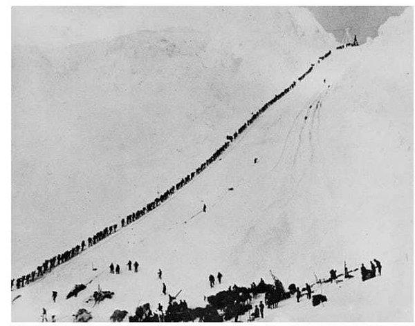 24. Altın arayan insanlar 1898 yılında Dawson City'ye gidiyor