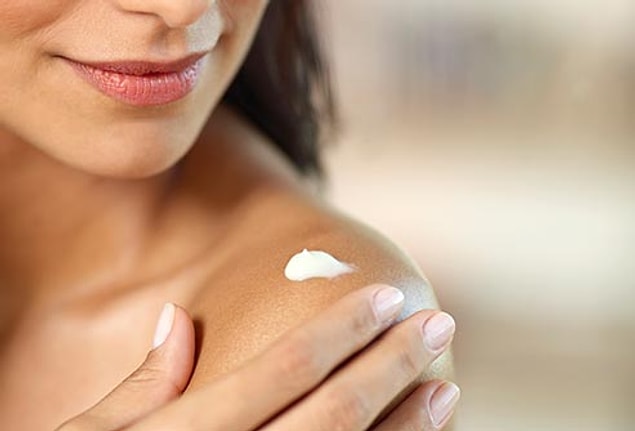 1. Banyo sonrasında vücut losyonu sürmek için fazla bekliyoruz çünkü dermatologlara göre vücut hala nemliyken krem sürülmeli.
