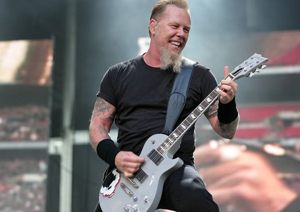 8. Солистом какой группы является Джеймс Хэтфилд?