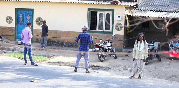 3. Судя по всему, длинные сильные волосы мужчины обладают способностью спасать жизни. Так, он помог мальчику, который упал в пруд во время свадьбы: