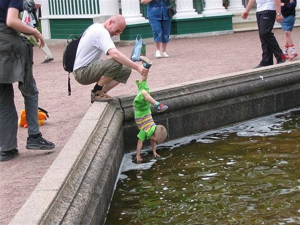 10. А то как же малыш водичку в фонтане Петергофа не потрогает!