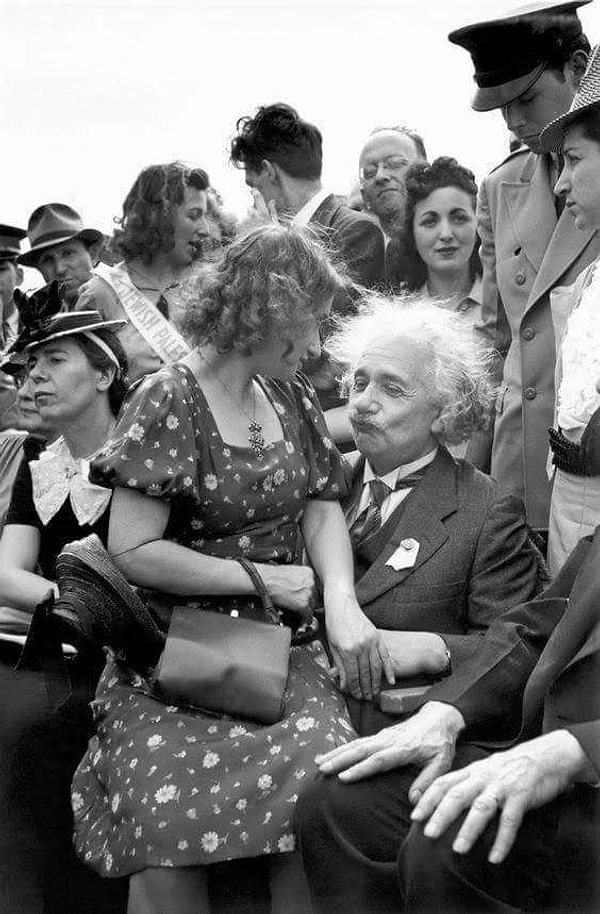 13. Альберт Эйнштейн на открытии Всемирной ярмарки в Нью-Йорке, 1939 г.