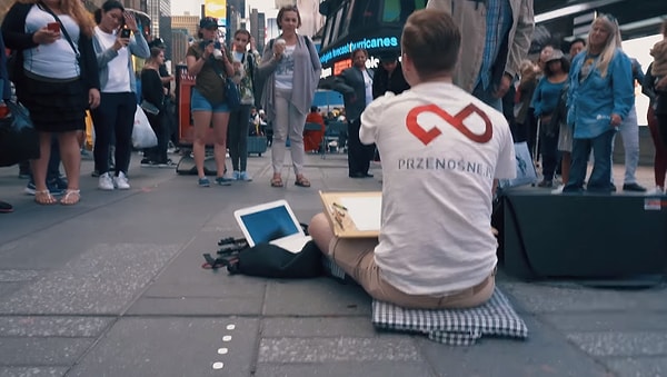 7. И он смог ее осуществить! Сейчас его портреты висят в одной из художественных галерей Большого яблока!