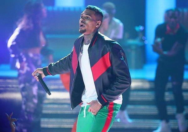 Çarşamba günü açtığı davada bir kadın alıkonulduğu Chris Brown'ın evinde cinsel aktivitelere zorlandığını, daha sonra ise rapçi Young Lo tarafından defalarca tecavüze uğradığını ileri sürdü.
