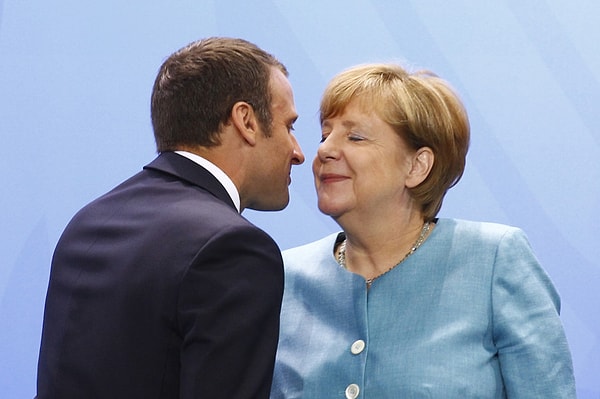 4. Партнёра по бизнесу следует целовать в правую щёку.