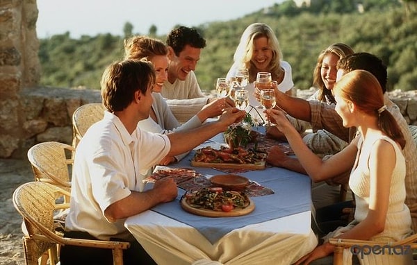 8. Нельзя садиться за стол раньше хозяйки и начинать есть до тех пор, пока она не возьмёт в руки приборы.